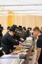 תלמידי וחסידי טאהש אין קערעסטיר אונגארן ביי פת שחרית אין חצר פון רבי ישעי'לעס הויז   
