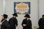 תלמידי וחסידי טאהש אין קערעסטיר אונגארן ביי פת שחרית אין חצר פון רבי ישעי'לעס הויז   