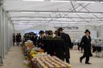תלמידי וחסידי טאהש אין קערעסטיר אונגארן ביי פת שחרית אין חצר פון רבי ישעי'לעס הויז   
