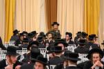 תלמידי וחסידי טאהש אין קערעסטיר אונגארן ביי פת שחרית אין חצר פון רבי ישעי'לעס הויז   