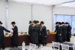 תלמידי וחסידי טאהש אין קערעסטיר אונגארן ביי פת שחרית אין חצר פון רבי ישעי'לעס הויז   