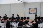 תלמידי וחסידי טאהש אין קערעסטיר אונגארן ביי פת שחרית אין חצר פון רבי ישעי'לעס הויז   