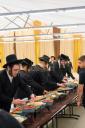תלמידי וחסידי טאהש אין קערעסטיר אונגארן ביי פת שחרית אין חצר פון רבי ישעי'לעס הויז   