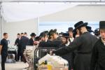 תלמידי וחסידי טאהש אין קערעסטיר אונגארן ביי פת שחרית אין חצר פון רבי ישעי'לעס הויז   
