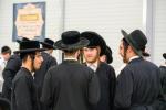 תלמידי וחסידי טאהש אין קערעסטיר אונגארן ביי פת שחרית אין חצר פון רבי ישעי'לעס הויז   