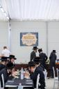 תלמידי וחסידי טאהש אין קערעסטיר אונגארן ביי פת שחרית אין חצר פון רבי ישעי'לעס הויז   