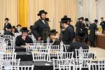 תלמידי וחסידי טאהש אין קערעסטיר אונגארן ביי פת שחרית אין חצר פון רבי ישעי'לעס הויז   