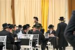תלמידי וחסידי טאהש אין קערעסטיר אונגארן ביי פת שחרית אין חצר פון רבי ישעי'לעס הויז   