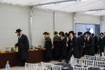 תלמידי וחסידי טאהש אין קערעסטיר אונגארן ביי פת שחרית אין חצר פון רבי ישעי'לעס הויז   