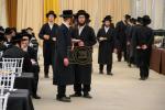 תלמידי וחסידי טאהש אין קערעסטיר אונגארן ביי פת שחרית אין חצר פון רבי ישעי'לעס הויז   