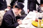 מסיבה לטובת די נייע בנין פון מוסדות "יטב לב" ירושלים עיה"ק, בבית הנגיד מוה"ר ישעי' בערנאטה הי"ו, מראשי חברי הצלה, בראשות כ"ק אדמו"ר מסאטמאר שליט"א 