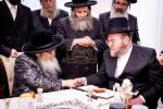 מסיבה לטובת די נייע בנין פון מוסדות "יטב לב" ירושלים עיה"ק, בבית הנגיד מוה"ר ישעי' בערנאטה הי"ו, מראשי חברי הצלה, בראשות כ"ק אדמו"ר מסאטמאר שליט"א 