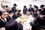 מסיבה לטובת די נייע בנין פון מוסדות "יטב לב" ירושלים עיה"ק, בבית הנגיד מוה"ר ישעי' בערנאטה הי"ו, מראשי חברי הצלה, בראשות כ"ק אדמו"ר מסאטמאר שליט"א 
