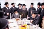 מסיבה לטובת די נייע בנין פון מוסדות "יטב לב" ירושלים עיה"ק, בבית הנגיד מוה"ר ישעי' בערנאטה הי"ו, מראשי חברי הצלה, בראשות כ"ק אדמו"ר מסאטמאר שליט"א 