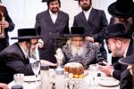 מסיבה לטובת די נייע בנין פון מוסדות "יטב לב" ירושלים עיה"ק, בבית הנגיד מוה"ר ישעי' בערנאטה הי"ו, מראשי חברי הצלה, בראשות כ"ק אדמו"ר מסאטמאר שליט"א 