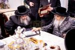 מסיבה לטובת די נייע בנין פון מוסדות "יטב לב" ירושלים עיה"ק, בבית הנגיד מוה"ר ישעי' בערנאטה הי"ו, מראשי חברי הצלה, בראשות כ"ק אדמו"ר מסאטמאר שליט"א 