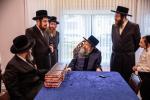 האדמו"ר מבאבוב - 45 באזוכט די מוסדות אין יוניאן‎