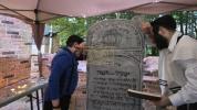 קראלי קעמפ האט אויפגעשפילט חודש אייר מיט רבי ישעיה'לע קערעסטירער'ס ציון