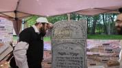 קראלי קעמפ האט אויפגעשפילט חודש אייר מיט רבי ישעיה'לע קערעסטירער'ס ציון