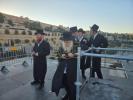 כ"ק גאב"ד מאקאווא שליט"א ביי קבר האור החיים הק' זי"ע