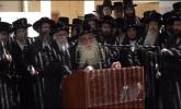 כ"ק אדמו"ר מצאנז שליט"א איז מספיד ביים לויה פונעם גבאי הרב יצחק אייזק זאלמענאוויטש ע"ה