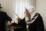 שמחת הברית של בן הנולד אצל הרב משה גולדמאן שליט"א אין שטוב פון הרה"ק רבי יעקב מאיר שעכטער שליט"א בהשתתפות כ"ק אדמו"ר מזוועהיל שליט"א.