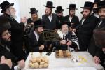 שמחת הברית של בן הנולד אצל הרב משה גולדמאן שליט"א אין שטוב פון הרה"ק רבי יעקב מאיר שעכטער שליט"א בהשתתפות כ"ק אדמו"ר מזוועהיל שליט"א.