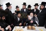 שמחת הברית של בן הנולד אצל הרב משה גולדמאן שליט"א אין שטוב פון הרה"ק רבי יעקב מאיר שעכטער שליט"א בהשתתפות כ"ק אדמו"ר מזוועהיל שליט"א.