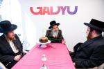 הגה"צ גאב"ד סאטמאר-מאנסי שליט"א ביי קביעת מזוזה אין ניי-פארברייטערטע אפיסעס פון די "גדיא" מארקעטינג פירמע 