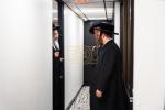 הגה"צ גאב"ד סאטמאר-מאנסי שליט"א ביי קביעת מזוזה אין ניי-פארברייטערטע אפיסעס פון די "גדיא" מארקעטינג פירמע 
