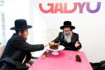 הגה"צ גאב"ד סאטמאר-מאנסי שליט"א ביי קביעת מזוזה אין ניי-פארברייטערטע אפיסעס פון די "גדיא" מארקעטינג פירמע 