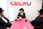 הגה"צ גאב"ד סאטמאר-מאנסי שליט"א ביי קביעת מזוזה אין ניי-פארברייטערטע אפיסעס פון די "גדיא" מארקעטינג פירמע 