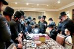 כ"ק אדמו"ר מסאטמאר שליט"א ביי כתיבת האותיות ביי ר' אנטשיל גאלדבערגער הי"ו