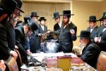 כ"ק אדמו"ר מסאטמאר שליט"א ביי כתיבת האותיות ביי ר' אנטשיל גאלדבערגער הי"ו