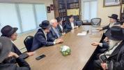 מעיאר רעי קאולס  צוזאמען מיט ארטיגע פאליציאנט הויפטן און עסקנים זיצן מיט די ראשי ישיבה פון ביהמ"ד גבוה צו דיסקוסירן די קעיס פון האברך ר' בנימין קובאני 