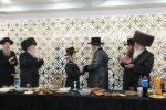 כ"ק אדמו"ר מסאדיגורא ירושלים שליט"א באטייליגט זיך ביי א בר מצוה פון א אייניקל פונעם גבאי