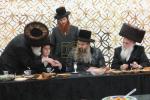 כ"ק אדמו"ר מסאדיגורא ירושלים שליט"א באטייליגט זיך ביי א בר מצוה פון א אייניקל פונעם גבאי