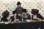 כ"ק אדמו"ר מסאדיגורא ירושלים שליט"א באטייליגט זיך ביי א בר מצוה פון א אייניקל פונעם גבאי