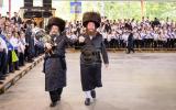 מעמד הכנסת ספר תורה אין מחנה אהל ברוך קראסנא אריינגעגעבן דורך די חשובה מנכ"ל המחנה הרב דוד וואגעל הי"ו בהשתתפת אלפי תלמידי המחנה ובראשם הגה"צ אבד"ק קראסנא שליט"א