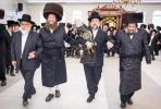 מעמד הכנסת ספר תורה אין מחנה אהל ברוך קראסנא  אריינגעגעבן דורך די חשובה מנכ"ל המחנה הרב דוד וואגעל הי"ו  בהשתתפת אלפי תלמידי המחנה ובראשם הגה"צ אבד"ק קראסנא שליט"א