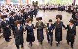 מעמד הכנסת ספר תורה אין מחנה אהל ברוך קראסנא  אריינגעגעבן דורך די חשובה מנכ"ל המחנה הרב דוד וואגעל הי"ו  בהשתתפת אלפי תלמידי המחנה ובראשם הגה"צ אבד"ק קראסנא שליט"א