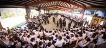 מעמד הכנסת ספר תורה אין מחנה אהל ברוך קראסנא  אריינגעגעבן דורך די חשובה מנכ"ל המחנה הרב דוד וואגעל הי"ו  בהשתתפת אלפי תלמידי המחנה ובראשם הגה"צ אבד"ק קראסנא שליט"א