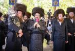 מעמד הכנסת ספר תורה אין מחנה אהל ברוך קראסנא  אריינגעגעבן דורך די חשובה מנכ"ל המחנה הרב דוד וואגעל הי"ו  בהשתתפת אלפי תלמידי המחנה ובראשם הגה"צ אבד"ק קראסנא שליט"א