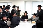 כ"ק אדמו"ר מסאטמאר שליט"א אויף א מסיבת לחיים אין די אפיסעס פון הרבני הנגיד ר' אברהם בראך הי"ו אין לינדען.
