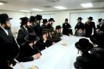 כ"ק אדמו"ר מסאטמאר שליט"א אויף א מסיבת לחיים אין די אפיסעס פון הרבני הנגיד ר' אברהם בראך הי"ו אין לינדען.