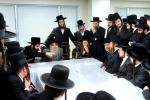 כ"ק אדמו"ר מסאטמאר שליט"א אויף א מסיבת לחיים אין די אפיסעס פון הרבני הנגיד ר' אברהם בראך הי"ו אין לינדען.