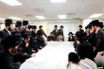 כ"ק אדמו"ר מסאטמאר שליט"א אויף א מסיבת לחיים אין די אפיסעס פון הרבני הנגיד ר' אברהם בראך הי"ו אין לינדען.