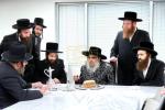 כ"ק אדמו"ר מסאטמאר שליט"א אויף א מסיבת לחיים אין די אפיסעס פון הרבני הנגיד ר' אברהם בראך הי"ו אין לינדען.