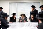 כ"ק אדמו"ר מסאטמאר שליט"א אויף א מסיבת לחיים אין די אפיסעס פון הרבני הנגיד ר' אברהם בראך הי"ו אין לינדען.