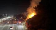 א ווילדע פייער האט זיך פארשפרייט אויף א הייוועי אין קאליפארניע 